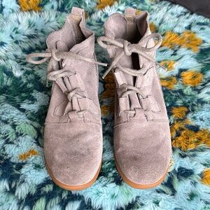 Sorel Evie Women's Lace Up Suede Boots - Light Gray